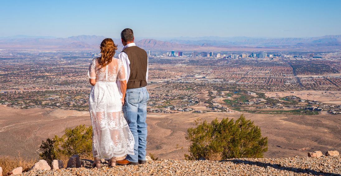 Romantic helicopter wedding for the couple: Private landing and scenic views over Las Vegas